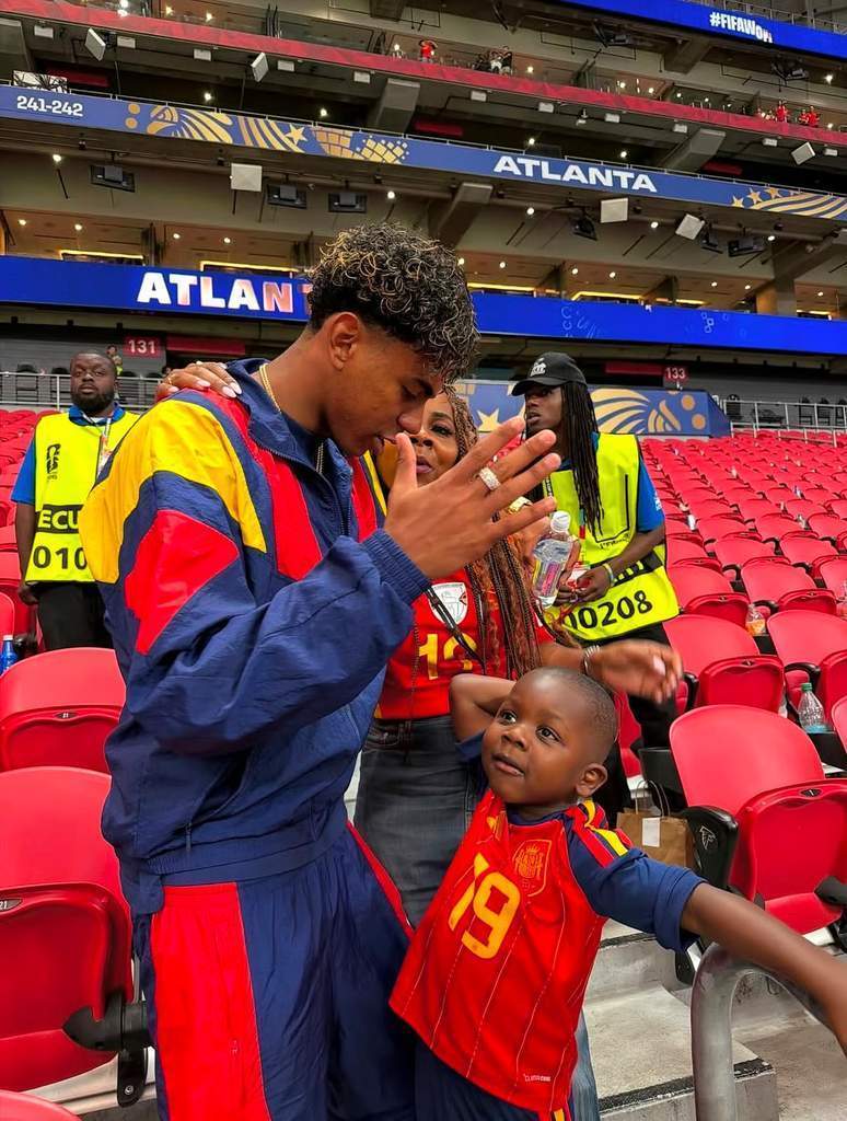 Adik Lamine Yamal bernama Keyne mengenakan jersi Spanyol nomor 19 di tribun Piala Dunia 2026