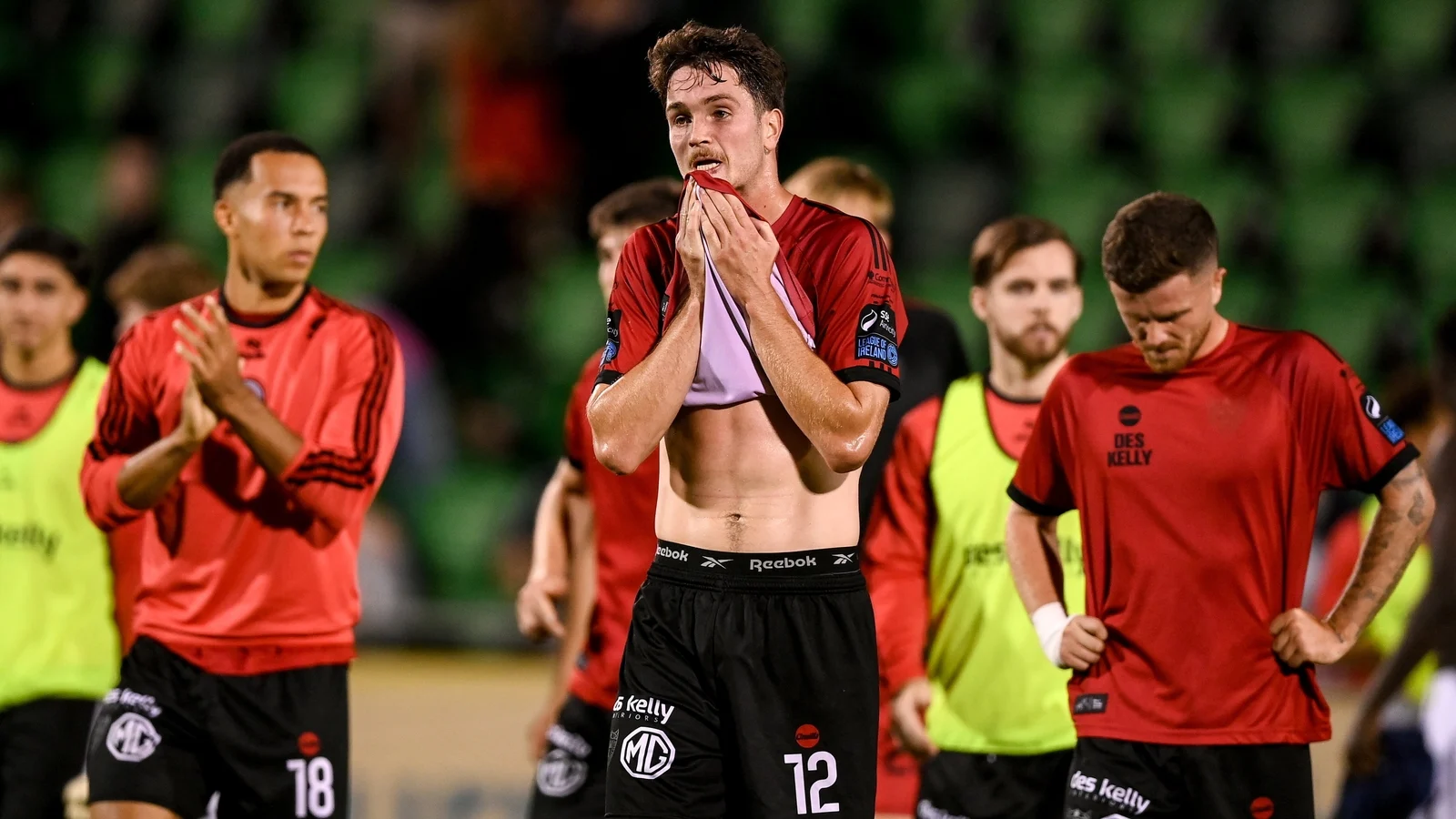 Manajer Bohemians Alan Reynolds memberikan instruksi pinggir lapangan saat menghadapi FC Midtjylland