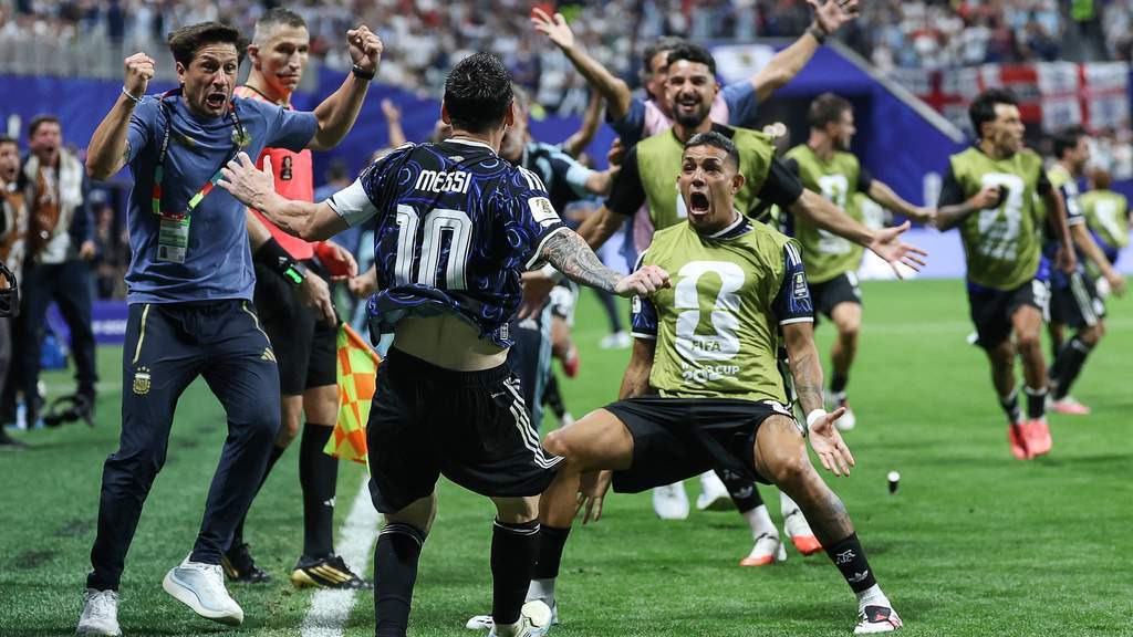 Selebrasi pemain Argentina setelah mengalahkan Inggris di semifinal Piala Dunia 2026