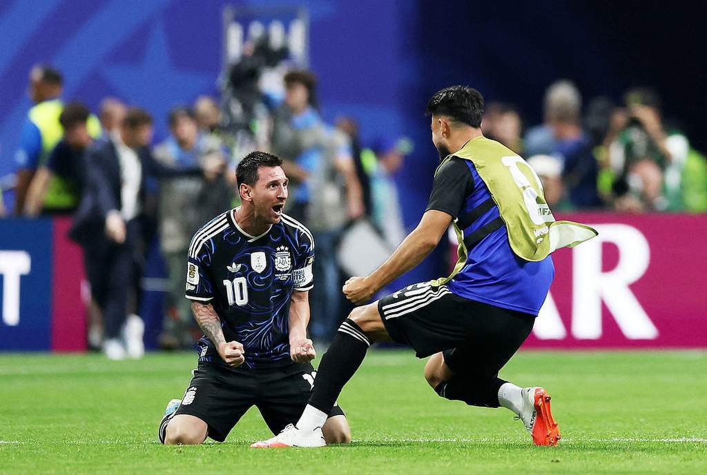Pemain Argentina merayakan kemenangan 2-1 atas Inggris di semifinal Piala Dunia 2026
