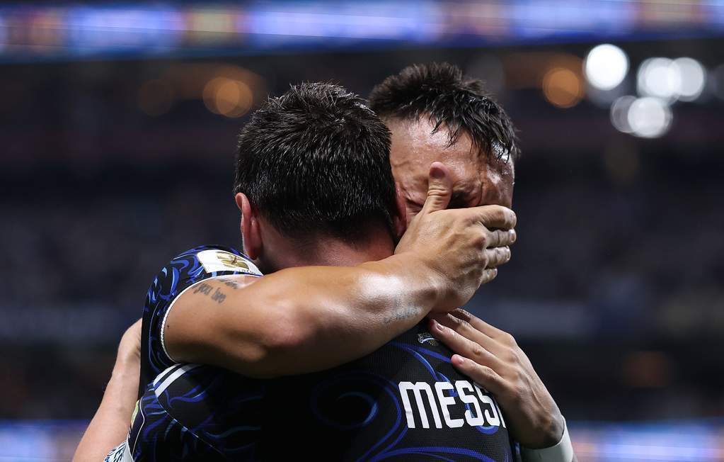 Pemain pengganti Argentina Lautaro Martinez merayakan gol kemenangan melawan Inggris di Piala Dunia