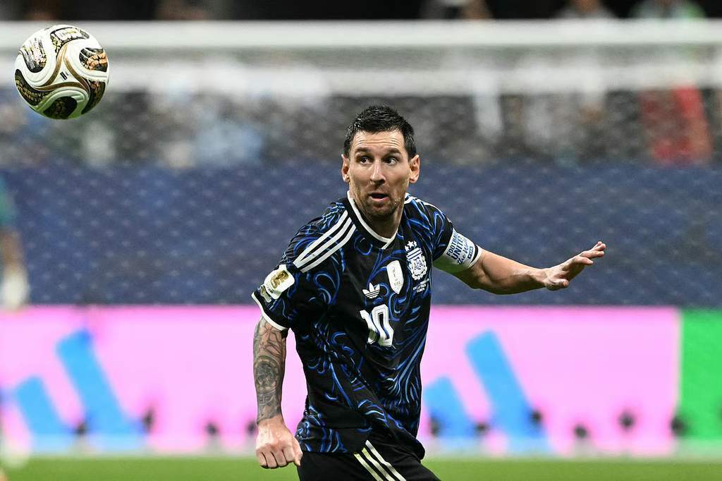 Pemain Argentina mengenakan jersey biru tua dalam pertandingan melawan Inggris di Piala Dunia