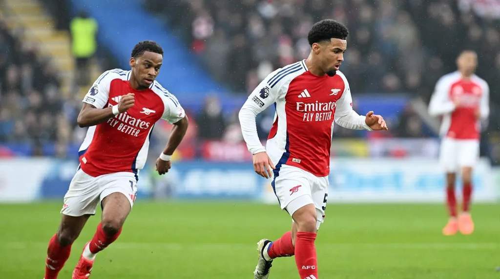 Pemain Arsenal Jurrien Timber dan Ethan Nwaneri saat menjalani sesi latihan pramusim