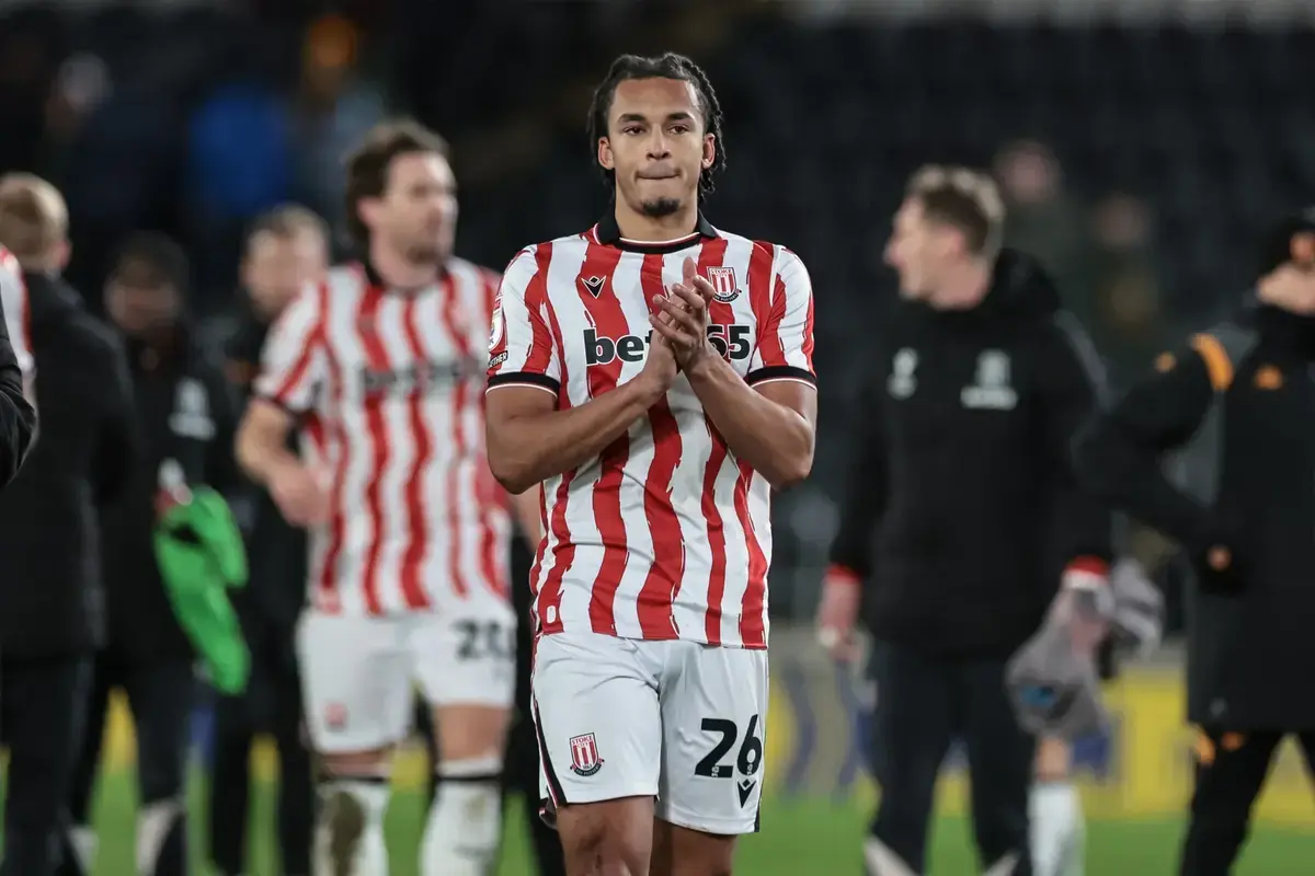 Bek tengah muda Ashley Phillips mengenakan jersey latihan klub sepak bola profesional