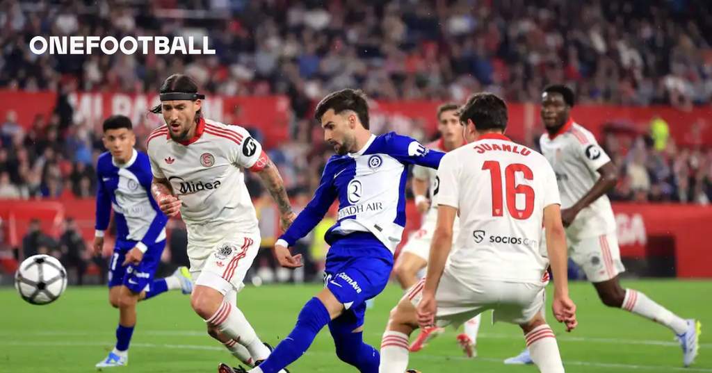 Pemain Atletico Madrid bersiap menghadapi laga tandang melawan Sevilla di La Liga