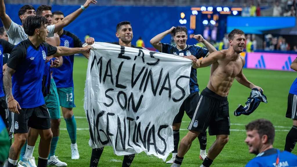 Cristian Romero bersama pemain Argentina membentangkan spanduk politik Kepulauan Falkland
