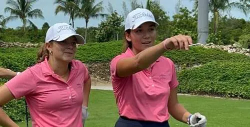 Tim golf Bermuda merayakan medali perak Caribbean Amateur Golf Championships di Nassau Bahama