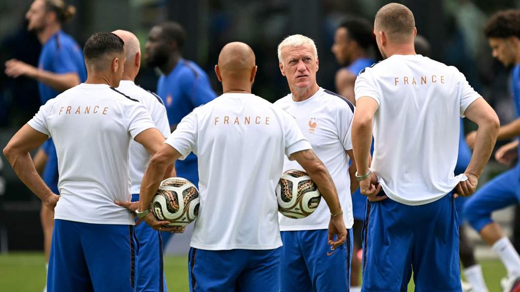 Kylian Mbappé dan pelatih Didier Deschamps saat sesi latihan tim nasional Prancis