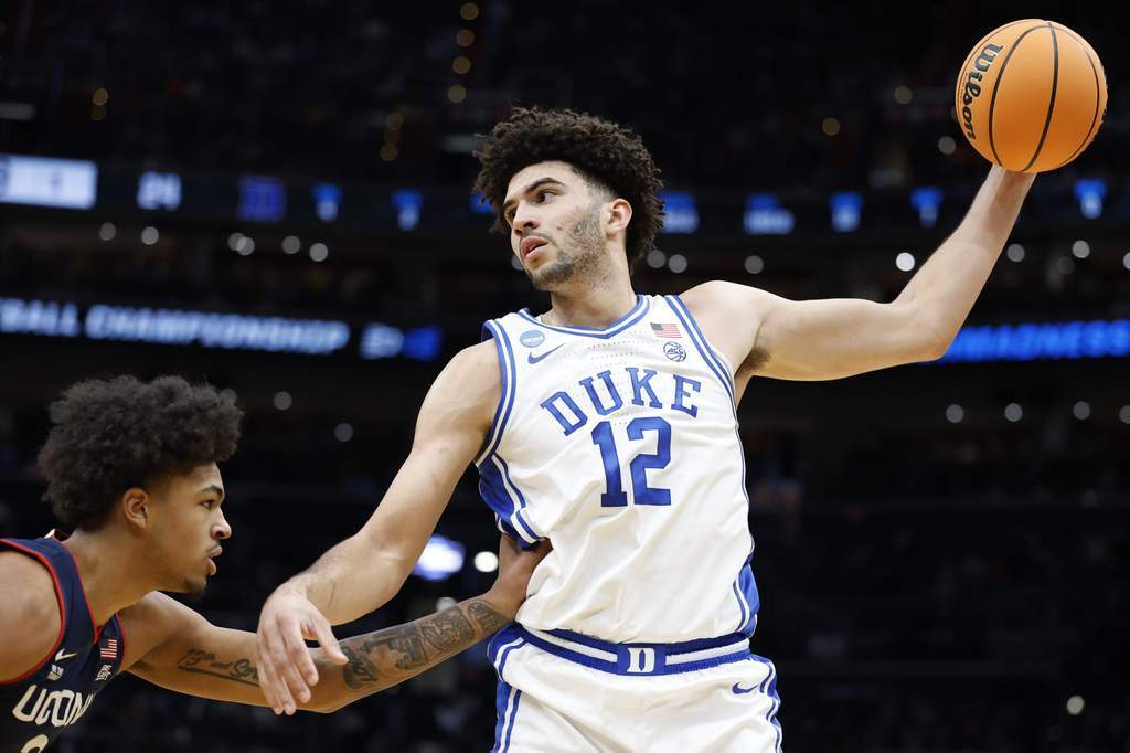 Aksi perebutan bola dalam pertandingan bola basket profesional Amerika Serikat