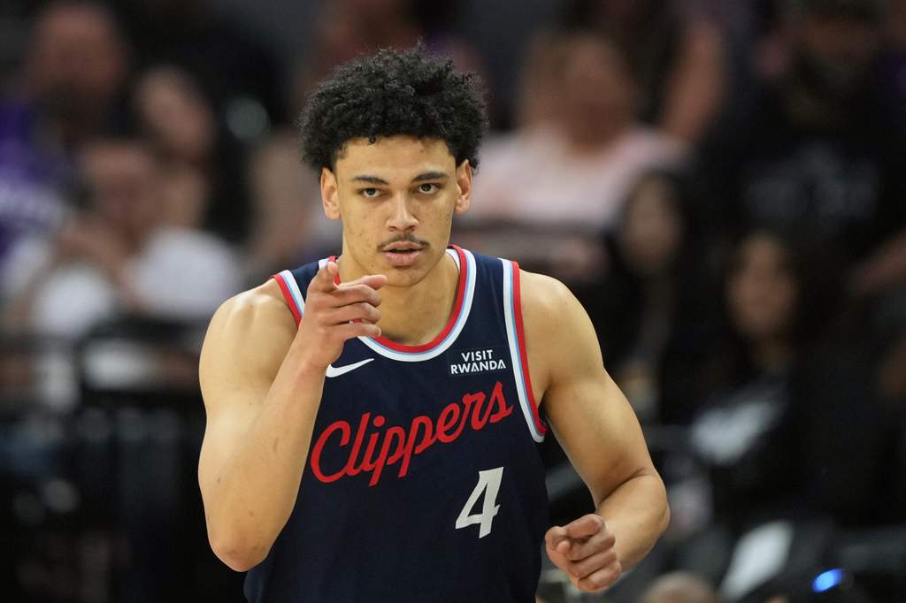Pemain LA Clippers Keaton Wagler bersalaman dengan komisioner NBA Adam Silver