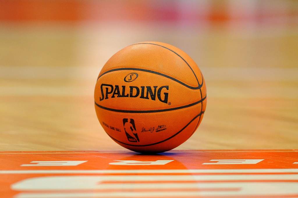 Aksi pebasket Brayden Burries dari Milwaukee Bucks di ajang NBA Summer League melawan Phoenix Suns