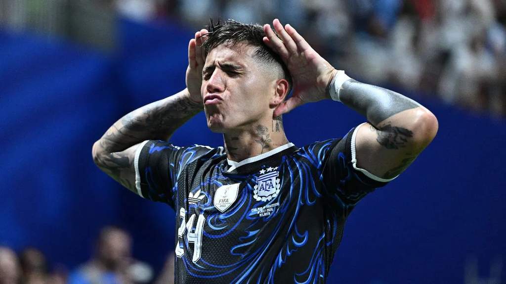 Enzo Fernandez saat merayakan gol Argentina yang memicu kontroversi bagi fans Chelsea