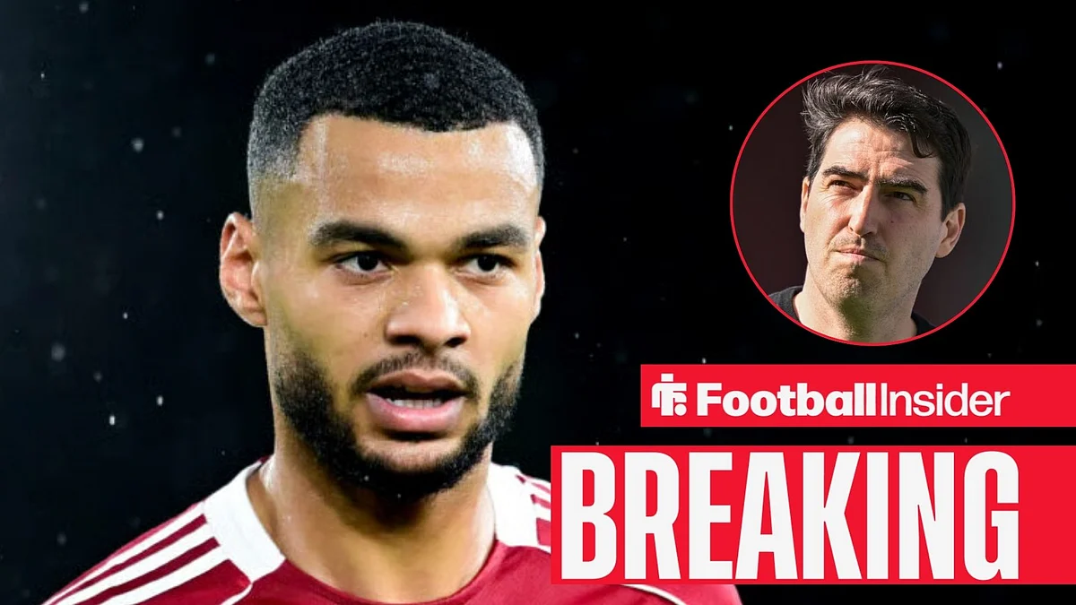 Cody Gakpo berseragam Liverpool berhadapan dengan pemain Tottenham di lapangan