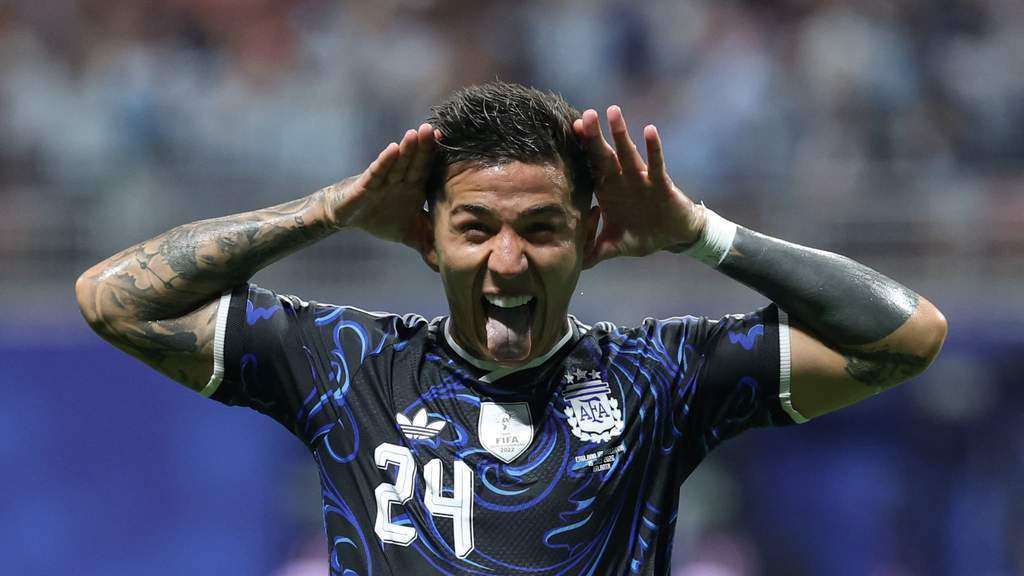 Enzo Fernandez melakukan selebrasi setelah mencetak gol ke gawang Inggris di Piala Dunia