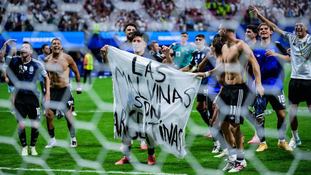 Pemain Timnas Argentina merayakan kemenangan di lapangan dalam laga Piala Dunia