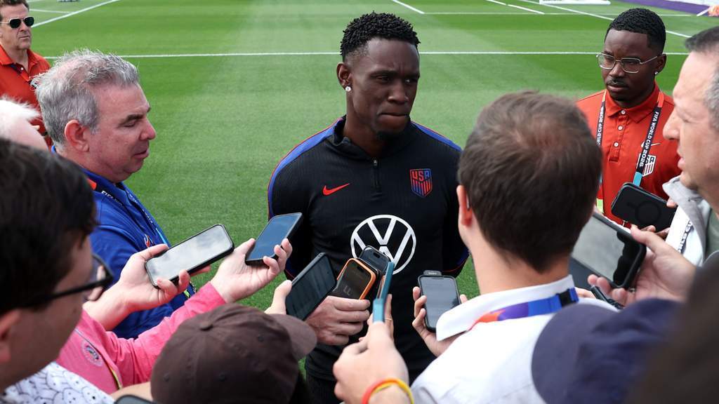 Penyerang USMNT Folarin Balogun bereaksi setelah menerima kartu merah di pertandingan Piala Dunia