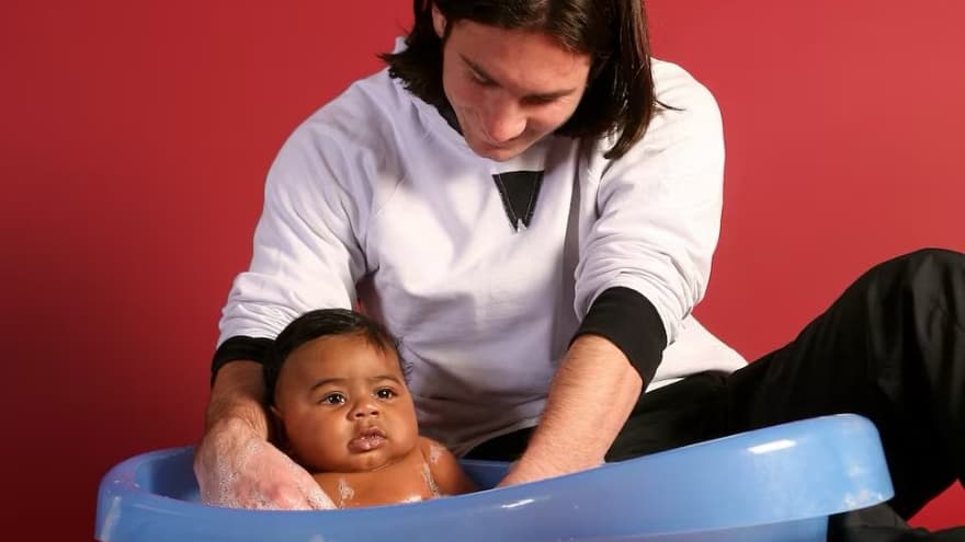 Lionel Messi muda memandikan bayi Lamine Yamal dalam sesi foto amal FC Barcelona tahun 2007