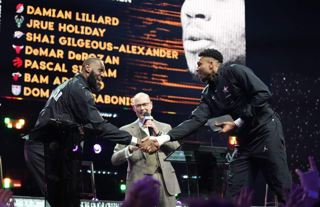 Giannis Antetokounmpo dan LeBron James dalam aksi pertandingan NBA