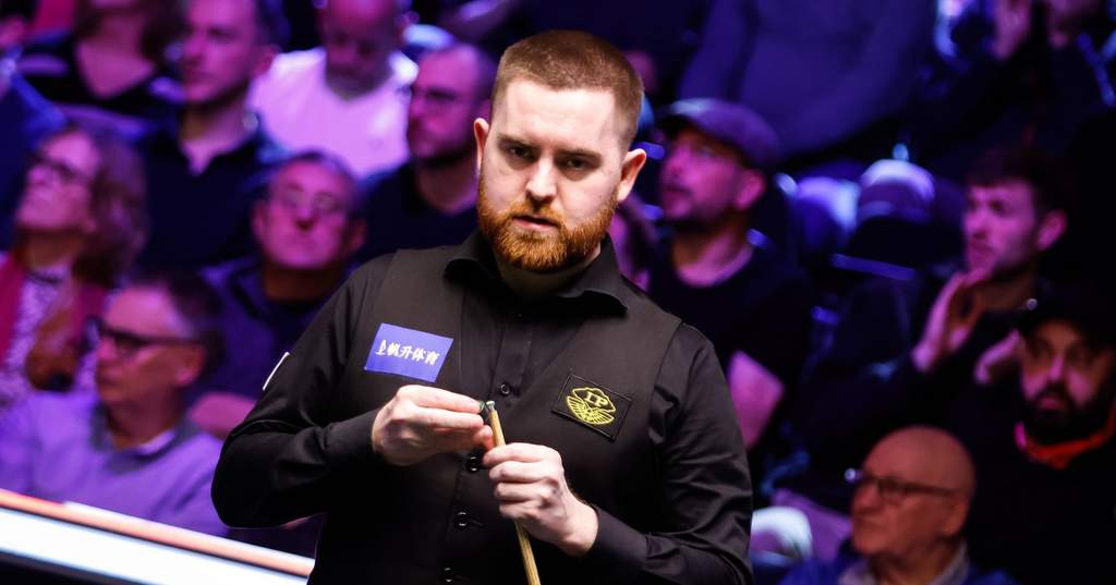 Jak Jones merayakan kemenangan gelar peringkat utama pertamanya di Championship League snooker