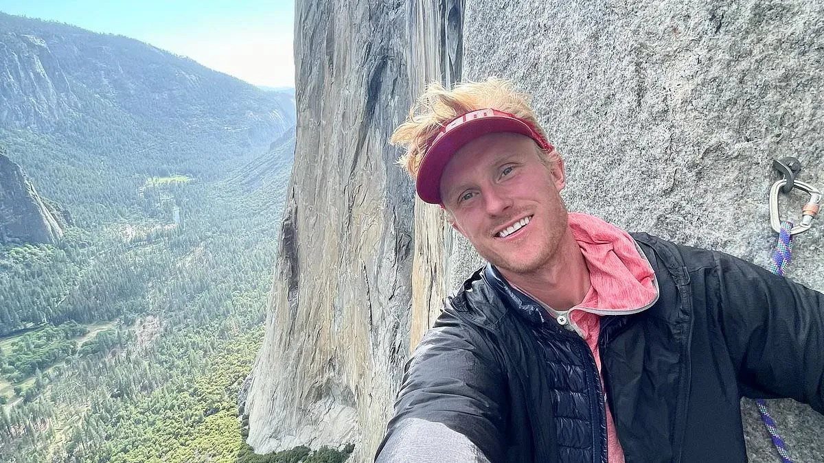 Pendaki Jake Whisenant saat menaklukkan jalur ekstrem di tebing El Capitan Yosemite.