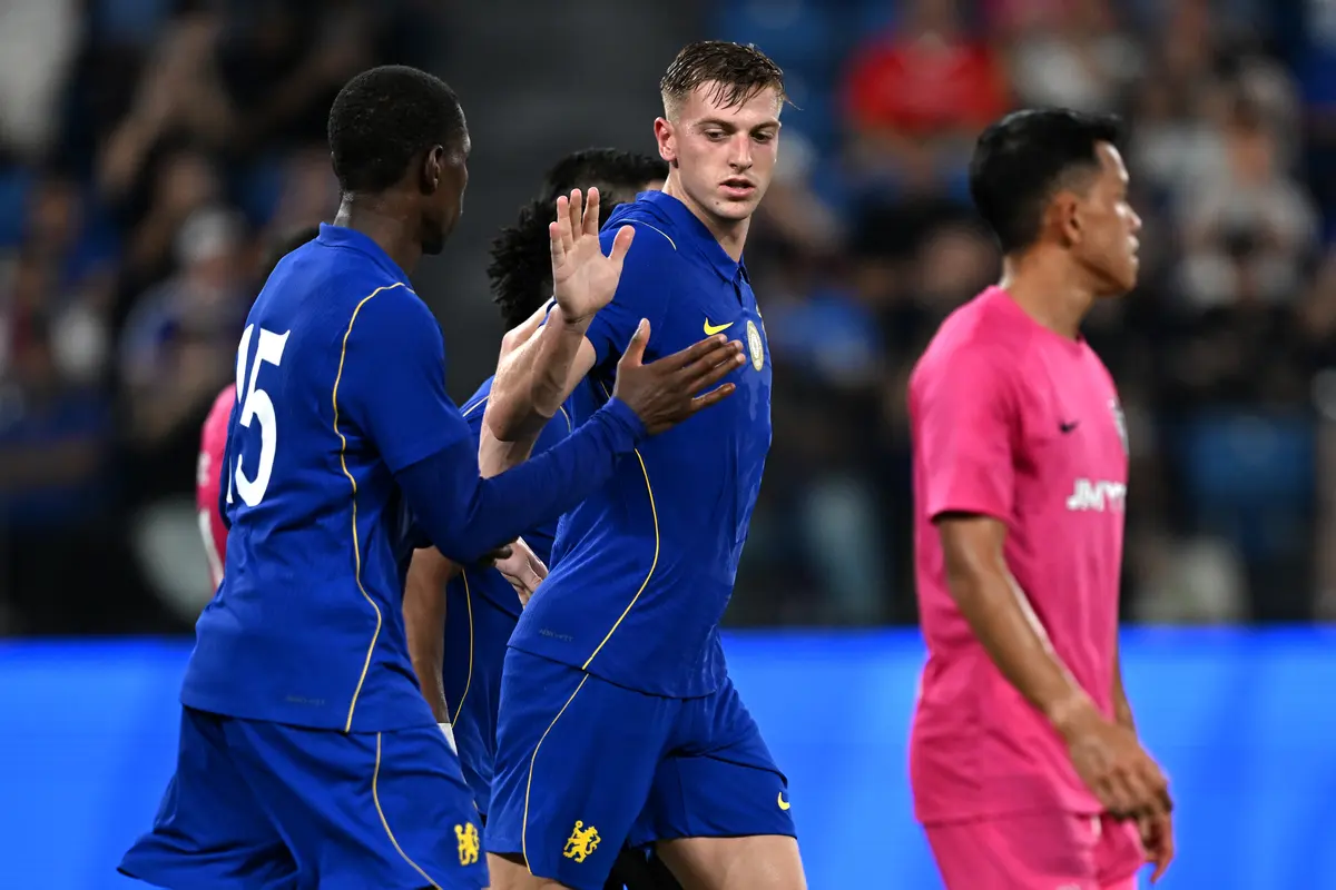 Pemain Chelsea berduel sengit melawan pemain Johor Darul Ta'zim dalam laga pramusim panas.