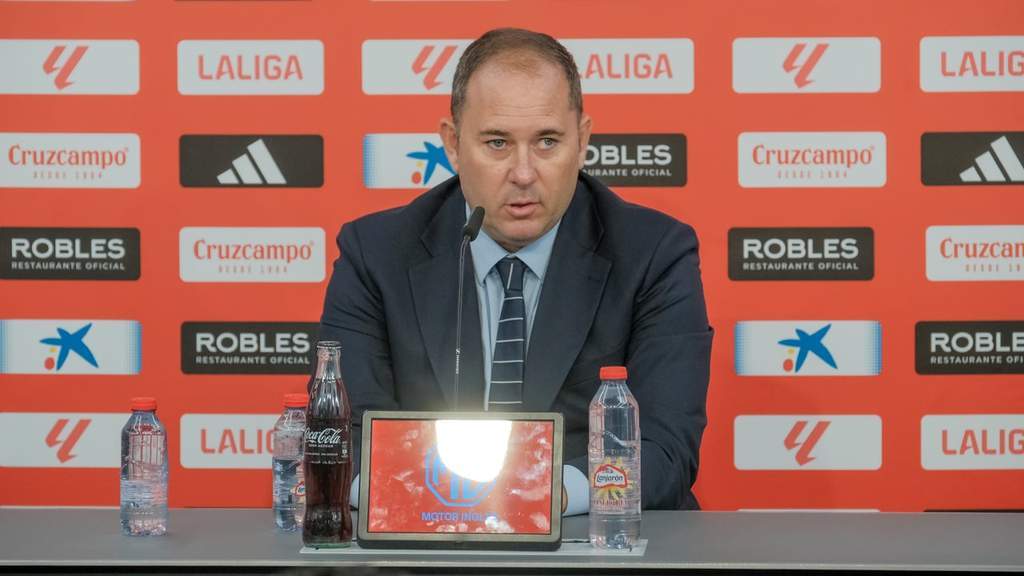 Direktur Olahraga Sevilla FC Jose Ignacio Navarro saat memberikan keterangan pers di Sanchez-Pizjuan