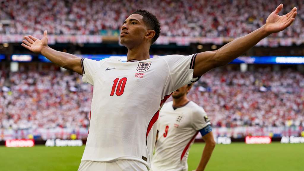 Jude Bellingham merayakan gol kemenangan Inggris atas Norvegia di perempat final Piala Dunia
