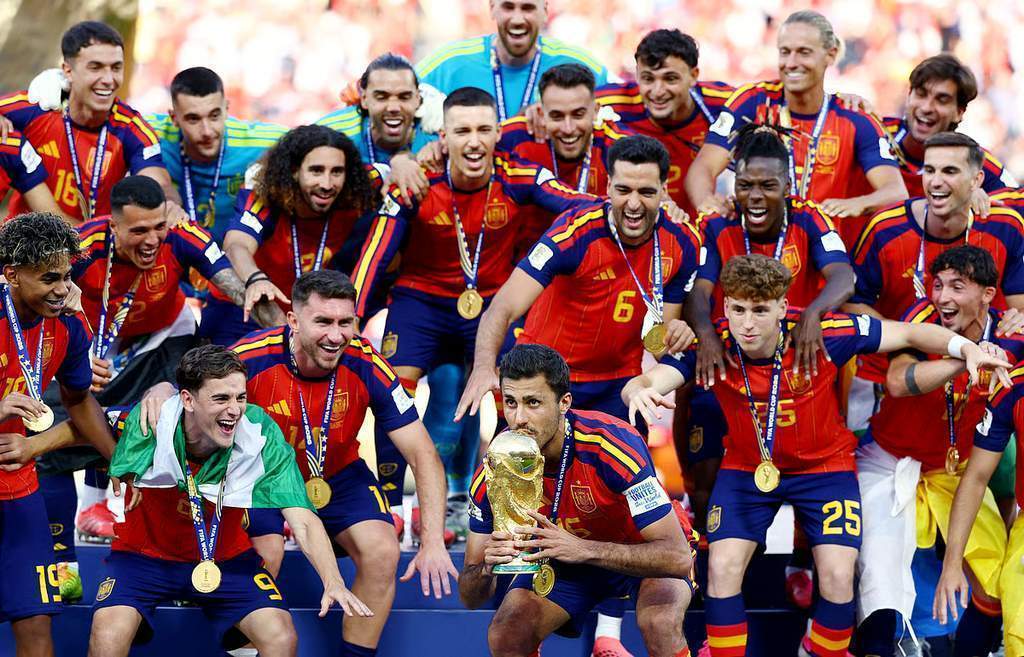 Selebrasi pemain Spanyol usai menjuarai Piala Dunia setelah mengalahkan Argentina