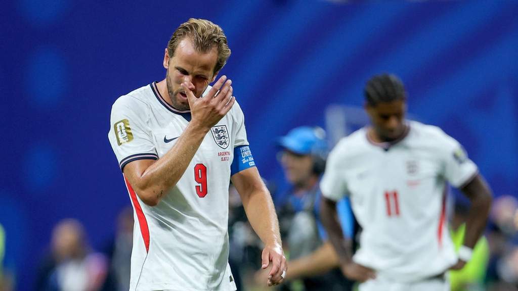 Harry Kane tampak kecewa setelah Inggris disingkirkan Argentina di semifinal Piala Dunia