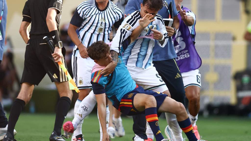 Momen keributan antara pemain Spanyol dan Argentina setelah final Piala Dunia 2026