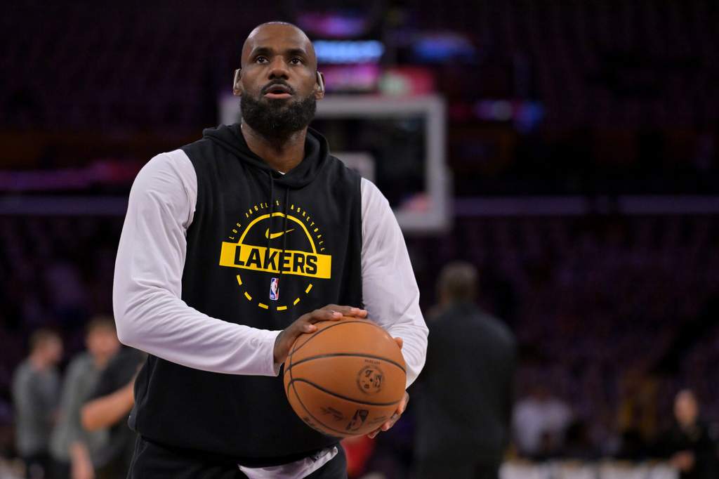 LeBron James dalam pertandingan kompetisi bola basket NBA