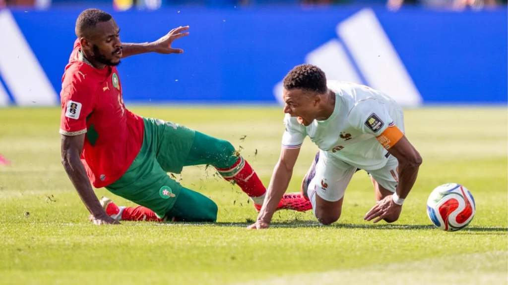 Kylian Mbappe berjalan keluar lapangan setelah mengamankan tempat di semifinal Piala Dunia 2026