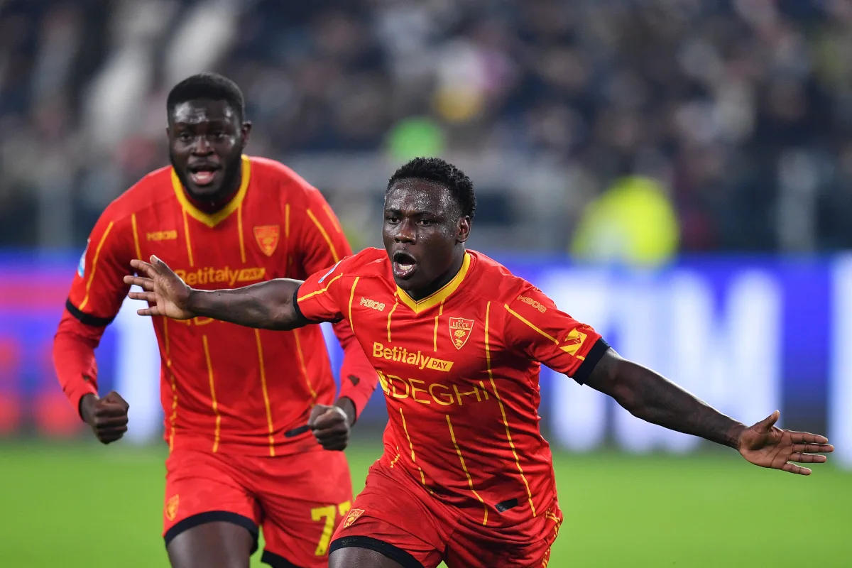 Lameck Banda merayakan gol bersama rekan setimnya di Lecce