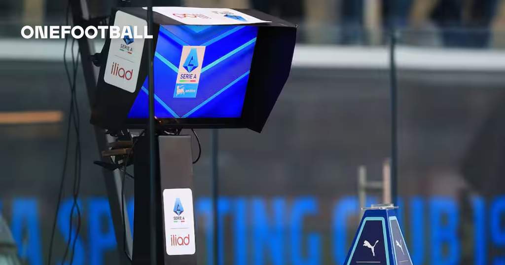 Wasit Serie A memeriksa monitor VAR di pinggir lapangan saat pertandingan liga berlangsung