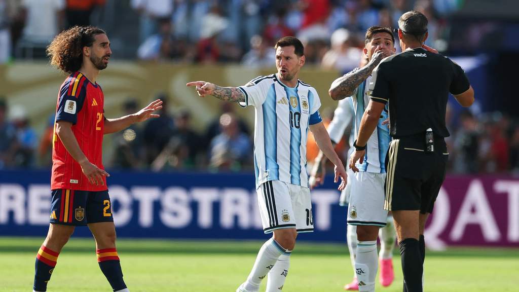 Momen Lionel Messi melayangkan protes kepada wasit pada final Piala Dunia 2026 melawan Spanyol
