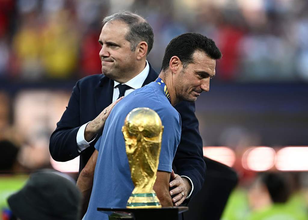 Pelatih Argentina Lionel Scaloni menangis saat konferensi pers usai kekalahan di final Piala Dunia