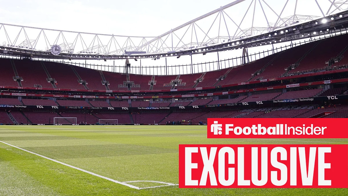 Logo Emirates di depan Stadion Emirates milik Arsenal dengan latar langit London