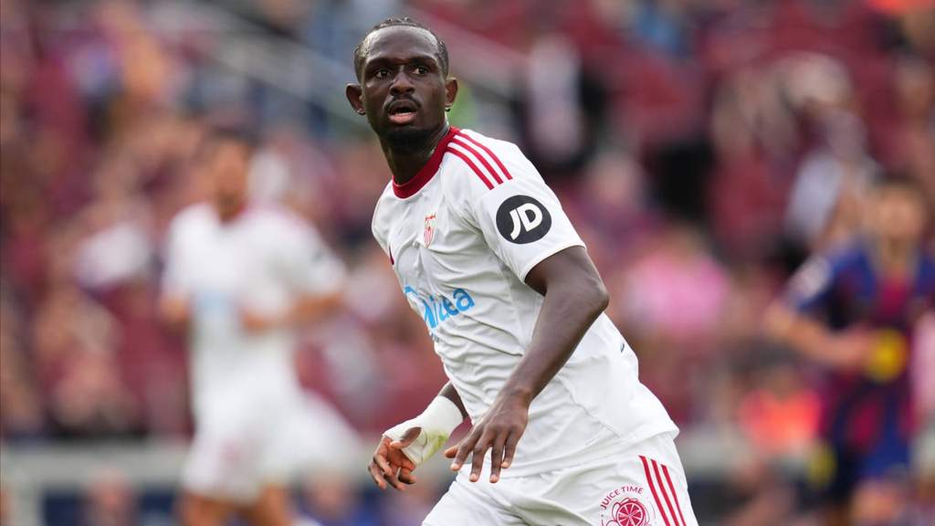 Tanguy Nianzou saat membela Sevilla FC sebelum transfer ke Lille