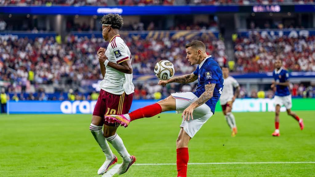 Lucas Digne saat melakukan pelanggaran terhadap Lamine Yamal di semifinal Piala Dunia