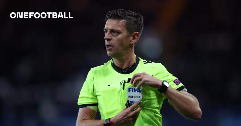 Mantan kepala wasit Serie A Gianluca Rocchi saat memberikan instruksi pertandingan