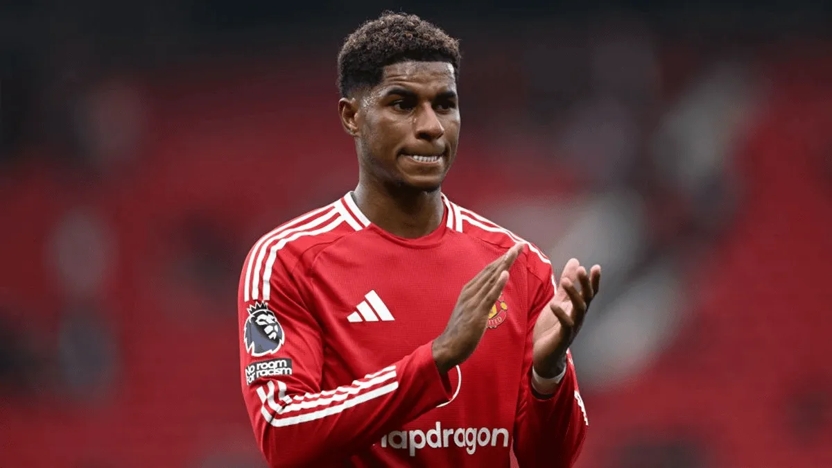 Marcus Rashford mengenakan jersey latihan Manchester United di Carrington menjelang kompetisi musim baru Premier League.