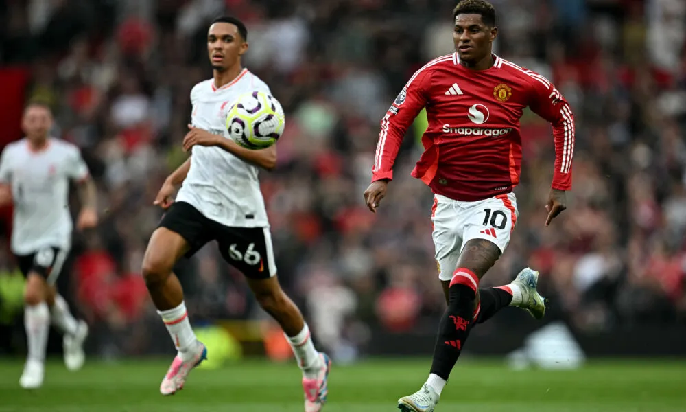 Marcus Rashford mengenakan jersey latihan Manchester United dengan nomor punggung baru