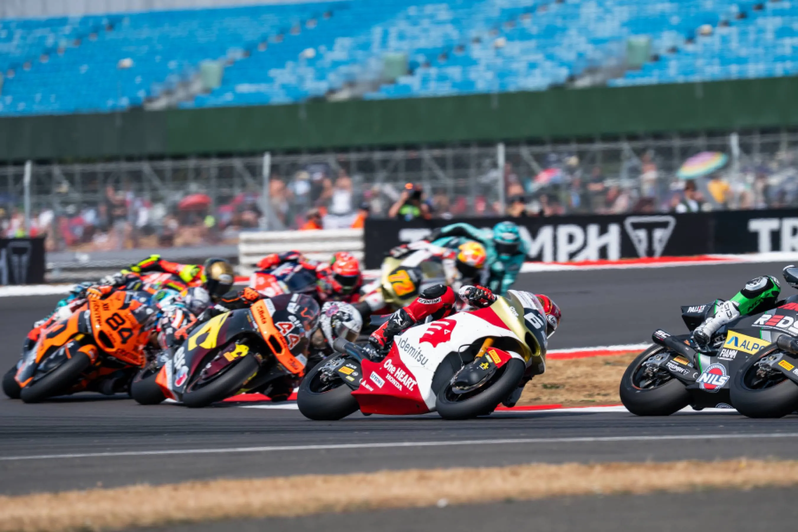 Mario Suryo Aji dan Taiyo Furusato memacu motor Moto2 di Sirkuit Silverstone.