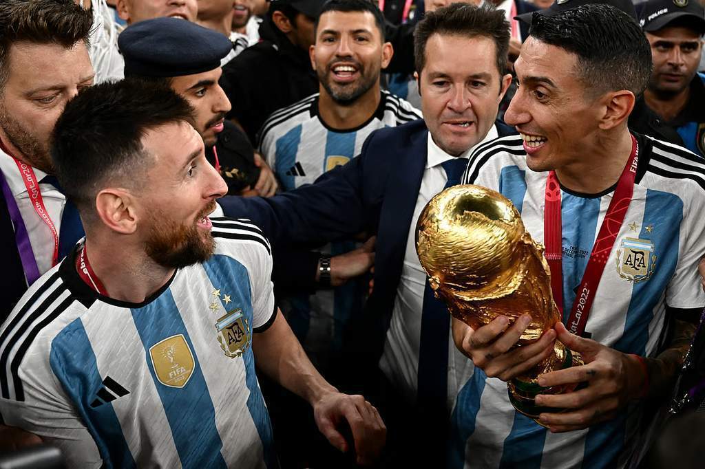 Lionel Messi meniru gaya bermain Angel Di Maria di sayap kanan Argentina dalam laga Piala Dunia