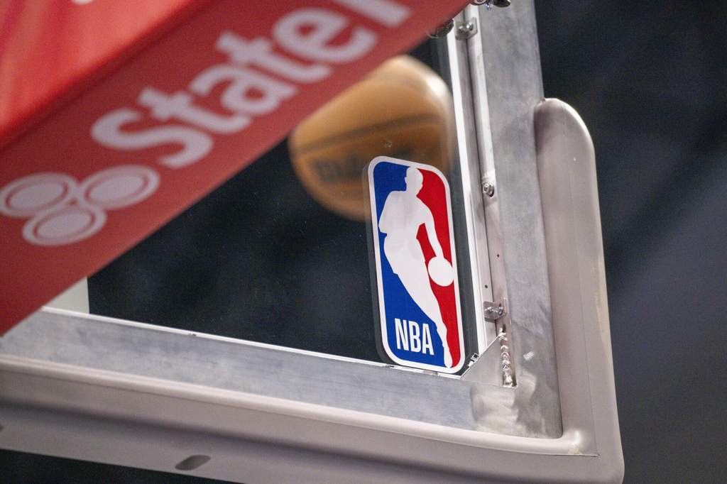 Pemain Miami Heat Giannis Antetokounmpo dan Bam Adebayo di lapangan basket NBA