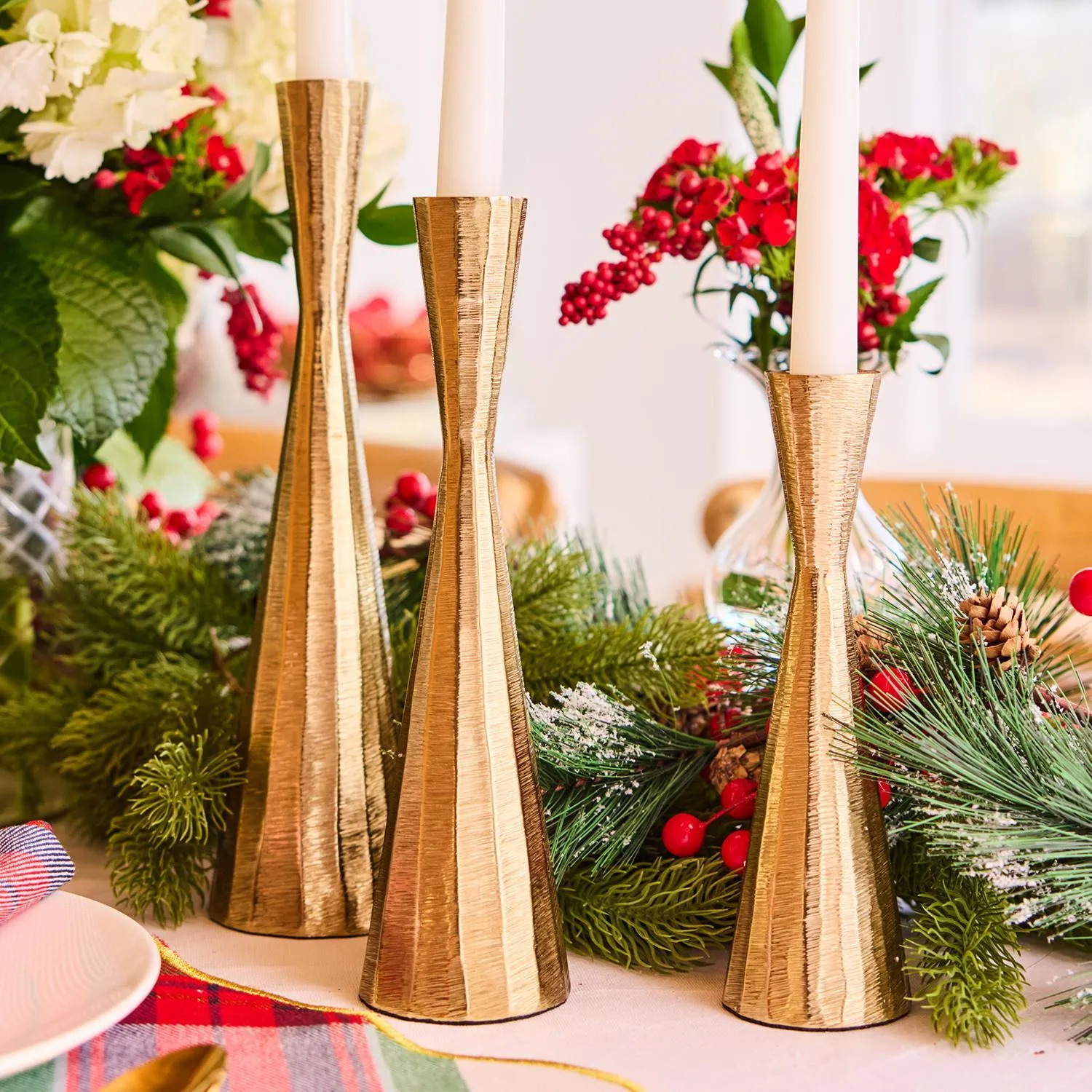 Milan 8 Inch Candle Stick elegan dari koleksi dekorasi rumah HBO9 di atas meja