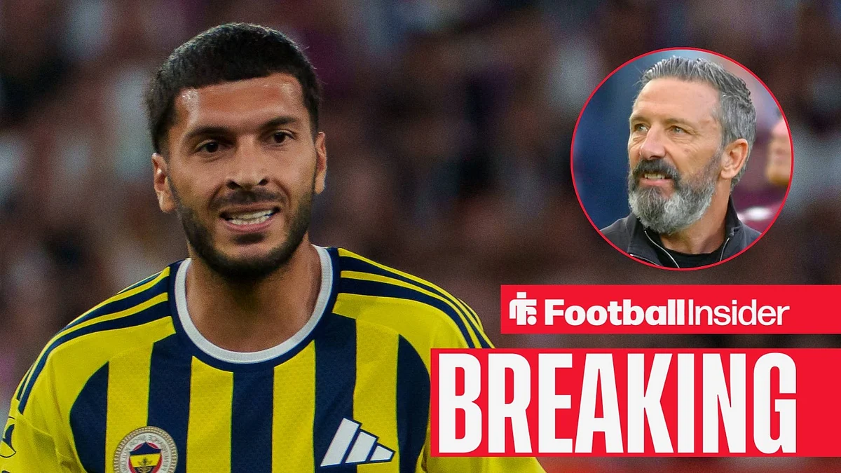 Pemain sepak bola Oguz Aydin sedang membawa bola di lapangan