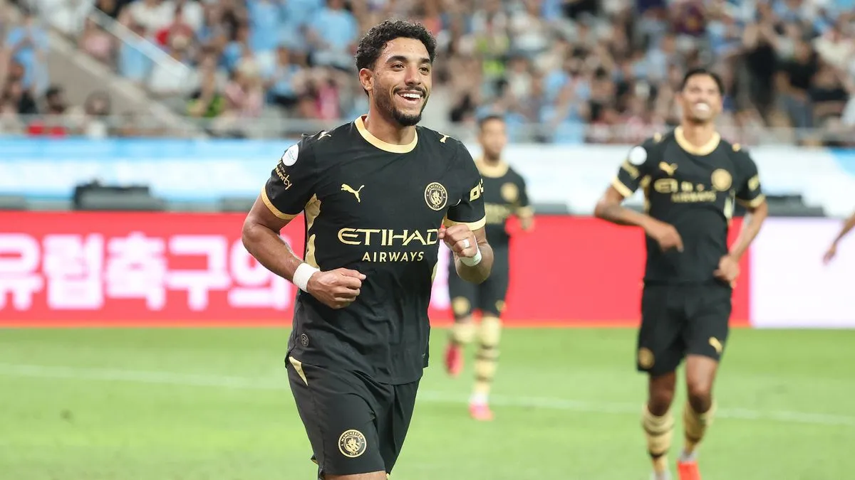 Penyerang Manchester City Omar Marmoush merayakan gol dalam pertandingan pramusim di Seoul