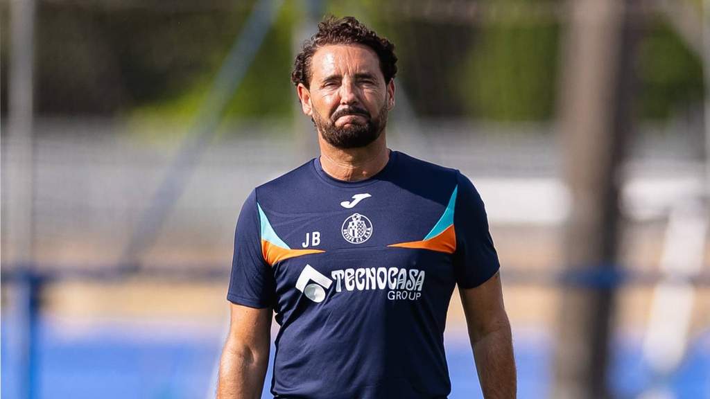 Pelatih Getafe Bordalas memberikan instruksi di pinggir lapangan saat laga pramusim