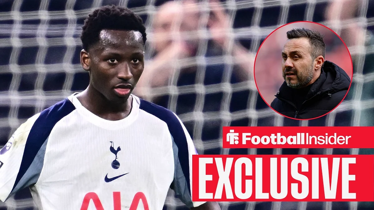 Pape Sarr berseragam Tottenham beraksi di lapangan dengan latar belakang stadion